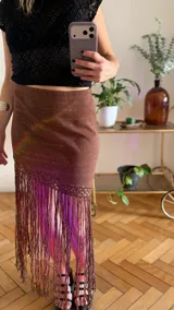 Falda midi de tejido de punto con lurex, de corte ajustado, con terminación inferior de flecos largos tejidos a mano en crochet.