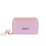 Billetera rectangular con cierre perimetral, acabado iridiscente en tono rosado y logo de la marca aplicado en el frente. Incluye un llavero decorativo con forma de corazón.