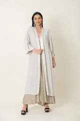 Túnica larga color gris claro de crepé con vivo de satén al tono.