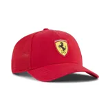 Gorra tipo trucker color rojo con paneles traseros de malla y escudo de Ferrari bordado en el panel frontal.