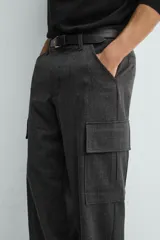 Pantalón cargo de corte recto confeccionado en tejido elástico, con bolsillos laterales tipo plastrón con solapa, bolsillos frontales y cierre de cremallera con botón.