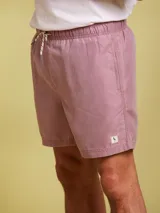 Short de baño azul con cintura elástica y cordón ajustable.