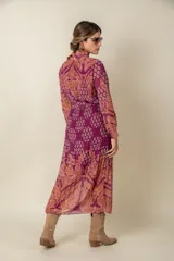 Vestido midi plisado de gasa estampada en tonos violeta y naranja, con lazo en el cuello y en la cintura.