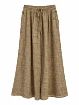 Pantalón ancho color tostado, de tiro alto con cintura elástica fruncida y cordón ajustable delantero.
