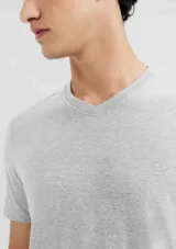 Camiseta de manga corta color rojo con cuello en V.