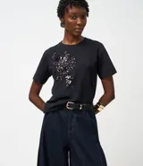 Remera de algodón de corte recto y escote redondo, con mangas cortas y detalle de aplicación de lentejuelas bordadas en la parte frontal.