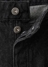 Pantalón de jean negro de corte recto y tiro bajo, con diseño de cinco bolsillos, cierre de botón y cremallera, y trabillas para cinturón.