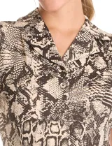 Vestido midi de seda fría con estampado animal print. Presenta cuello con solapa, escote en V con cierre frontal de botones, mangas cortas con terminación fruncida y lazo de ajuste en la cintura.