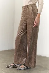 Pantalón de terciopelo color marrón con corte palazzo.