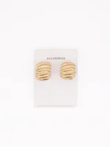 Par de caravanas doradas con diseño texturizado de líneas horizontales.