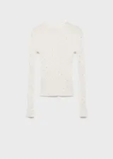Jersey de punto canalé en color blanco, con diseño entallado, cuello perkins, manga larga y detalle de strass aplicado en toda la prenda.