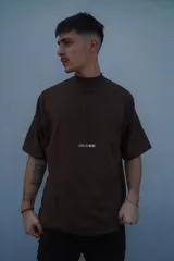 Remerón de algodón color marrón oscuro con estampa en la espalda con texto en tipografía cursiva blanca.