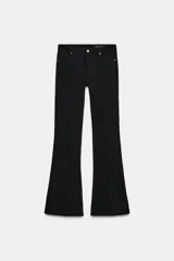 Pantalón negro de tiro bajo con bolsillos delanteros y de plastrón en la espalda. Presenta pierna entallada y bajo en evasé, con cierre frontal de cremallera y botón.