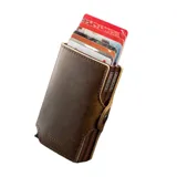 Billetera marrón de cuero con compartimentos para tarjetas y billetes.