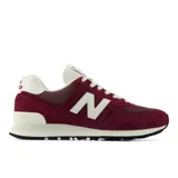 Championes New Balance modelo 574, color bordó con detalles en blanco, confeccionados en gamuza y malla, con el icónico logo "N" en los laterales y entresuela ENCAP.