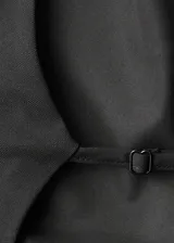 Vestido corto negro con cuello halter, espalda abierta y diseño entallado.