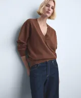 Jeans de tiro alto y corte wide leg, confeccionados en denim azul oscuro con costuras en contraste.