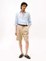 Camisa celeste de algodón regenerativo con tejido de sarga, corte regular, cuello camisero clásico, cierre con botones, puños abotonados y logo de Tommy Hilfiger bordado en el pecho.