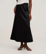 Pollera larga negra de corte evasé, confeccionada en satén, con recortes de pences que le dan volumen.