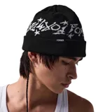 Gorro de lana negro con diseño estampado en blanco y etiqueta con el logo de la marca Former.