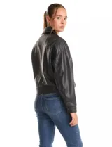Campera de eco cuero color bordó, con cuello camisero, cierre frontal metálico y bolsillos laterales. Presenta un diseño de corte recto y forro interno a tono.