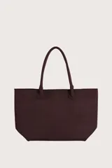 Bolso tipo tote de diseño minimalista en color chocolate, con textura calada y doble asa de hombro. Presenta el logo de la marca grabado en la parte inferior central.