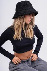 Crop top gris de punto canalé con cuello alto y mangas largas.