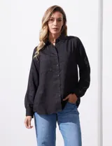 Camisa color verde oliva de lyocell, marca Cyrus. Tiene cuello con solapa, abertura central con botones, mangas 3/4 regulables con presilla y botón, y dos bolsillos delanteros aplicados.