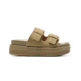 Sandalia mule verde con plataforma texturizada tipo crepe, dos tiras superiores con hebillas cuadradas y tachas metálicas decorativas.
