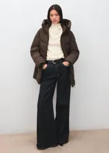 Parka puffer marrón con capucha, cierre frontal con cremallera y bolsillos laterales, confeccionada en poliéster.