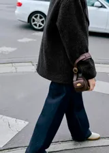 Pantalón de jean estilo barrel con diseño balloon, de tiro medio y corte holgado. Presenta cinco bolsillos, cierre frontal con cremallera y botón, y costuras en contraste.