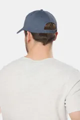 Gorro con visera de lona azul marino, con parche rectangular bordado en el frente.