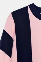 Sweater de punto con diseño de rayas verticales anchas en color azul marino y rosado, cuello redondo y mangas largas con puños ajustados.