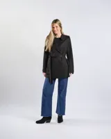 Campera tipo trench negra a la cadera, con solapa cruzada, doble botonadura frontal, hombreras y bolsillos delanteros con solapa.
