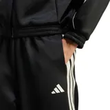 Pantalón de chándal Adidas negro de corte holgado, con cintura elástica ajustable con cordón, bolsillos laterales, ribetes de satén y las tres rayas blancas características de la marca a lo largo de las piernas. Logo de Adidas en la parte superior de la pierna izquierda.