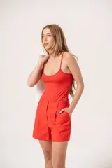 Body musculosa de tiras finitas color rojo, confeccionado en tela alicrada. Este modelo no cuenta con broche en la parte inferior.