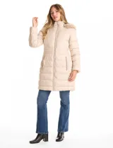 Campera puffer larga con diseño capitoneado, cierre frontal completo, bolsillos laterales con cierre y capucha desmontable con borde de piel sintética.
