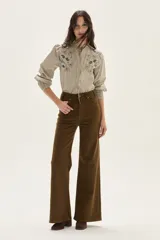 Jean de tiro alto, corte recto y ancho, color verde militar. Confeccionado en tela de algodón con elastano.