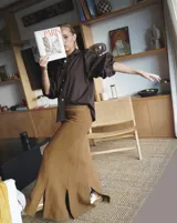 Pollera larga color crudo con aberturas frontales.