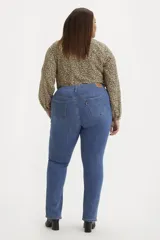 Jean de tiro medio color azul, de corte recto y calce modelador.