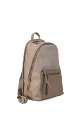 Mochila color beige combinada con tela tipo impermeable y detalles en simil cuero. Tiene asas combinadas, bolsillos al frente y compartimiento para notebook de 15".