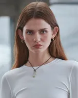 Aros de diseño minimalista con forma de argolla pequeña, realizados artesanalmente en bronce y alpaca con pernos de plata 925.