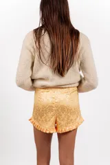 Short mini de jacquard tonal celeste con motivo de inspiración vintage y detalle de volados en el ruedo.