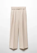 Pantalon de vestir de corte wideleg en color beige con estampado de raya diplomática. Cuenta con cintura alta, trabillas, cinturón desmontable, bolsillos laterales y bolsillos de ribete en la parte posterior.
