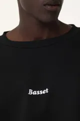 Buzo cuello redondo negro con logo retro bordado en el pecho.