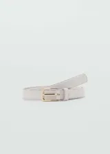 Cinturón fino de diseño texturizado con efecto piel de cocodrilo en color beige, con hebilla metálica dorada de forma rectangular y presilla a tono.