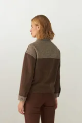 Campera corta de corte jeanero, color marrón con detalles en beige. Confeccionada en lana fina sin teñir, con botones de metal con logo Don Baez.