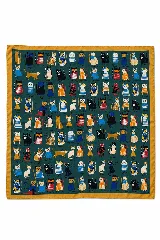 Pañuelo cuadrado de seda con estampado integral de gatos de diversas razas y colores sobre fondo verde oscuro, con borde en color mostaza.