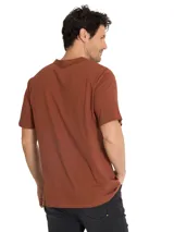 Remera Caterpillar de manga corta y cuello redondo, color marrón terracota, con gráfico estampado en el pecho inspirado en el legado de la marca.