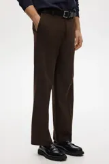 Pantalón de corte relajado color marrón, con cierre de botón, cintura con elástico y cordón interno, bolsillos laterales al bies y bolsillos traseros ribeteados con botón.